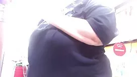 رجل يأتي ويأكل افلام ...