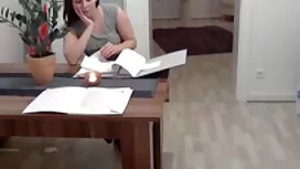 كانت المرأة الشابة خ ...