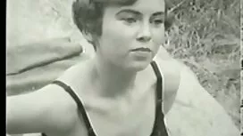 فتاة سوداء شابة مع إ ...