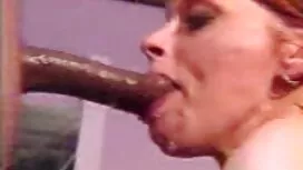 الطبيب منفردا مع يده ...