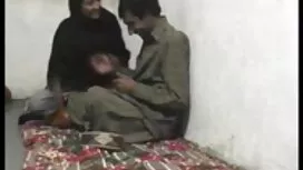 أعطى الرجل فتاة بيدي ...