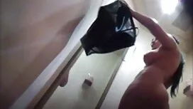زوجة ارتداء السراويل ...