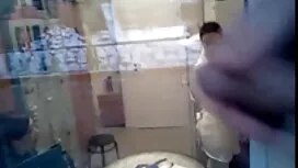 مجعد الشعر فتاة على  ...